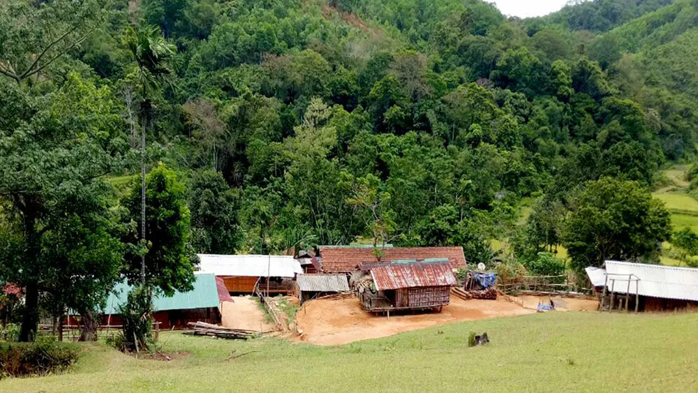 Nhiều hộ dân thôn Ba Nhà sống cô lập, không điện, không đường