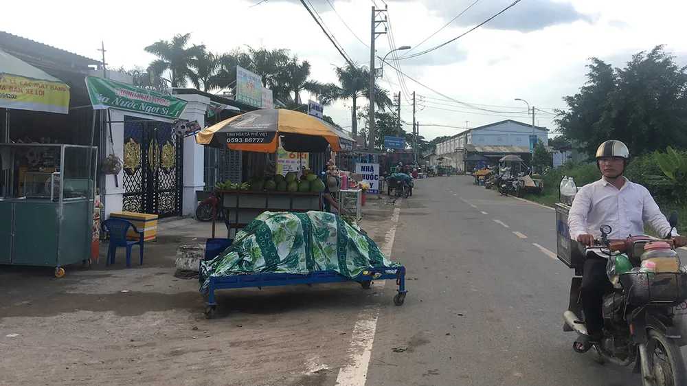 Người dân phát hiện, thông tin cho chính quyền về các ki-ốt  xây dựng sai phép trên đường Lê Thị Kim