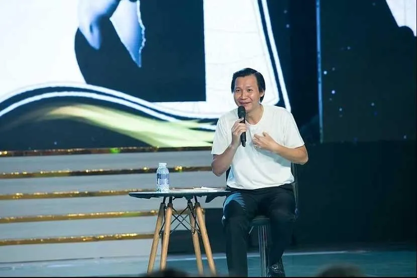 Đạo diễn Vũ Thành Vinh tại buổi ra mắt sách  Sự sống có giá bao nhiêu?