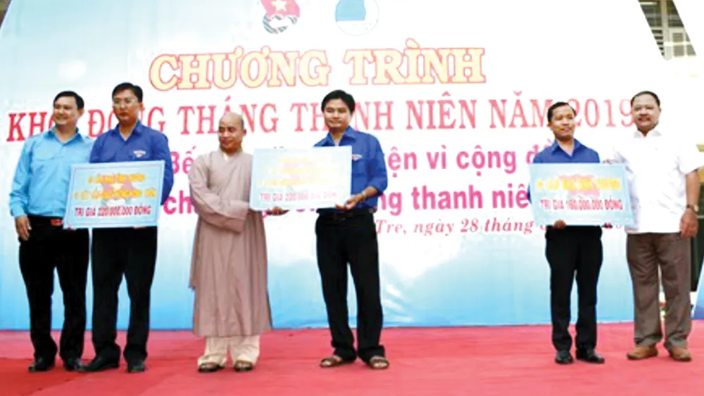 Ông Ngô Thanh Trí - Phó Giám đốc Công ty XSKT Đồng Tháp  (bìa phải) nhận bảng tượng trưng trao nhà tình thương từ đơn vị tổ chức