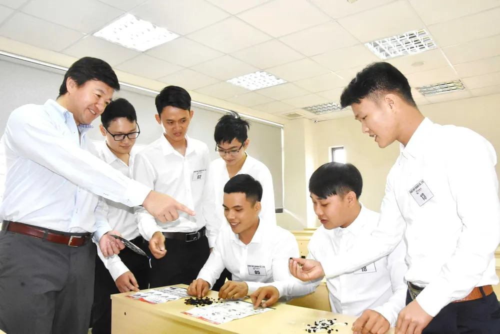 Giảng viên Nhật Bản Tarke Sumor (bìa trái) hướng dẫn các thao tác cho  sinh viên Trường Cao đẳng Kinh tế - Kỹ thuật TPHCM.   Ảnh: QUANG HUY