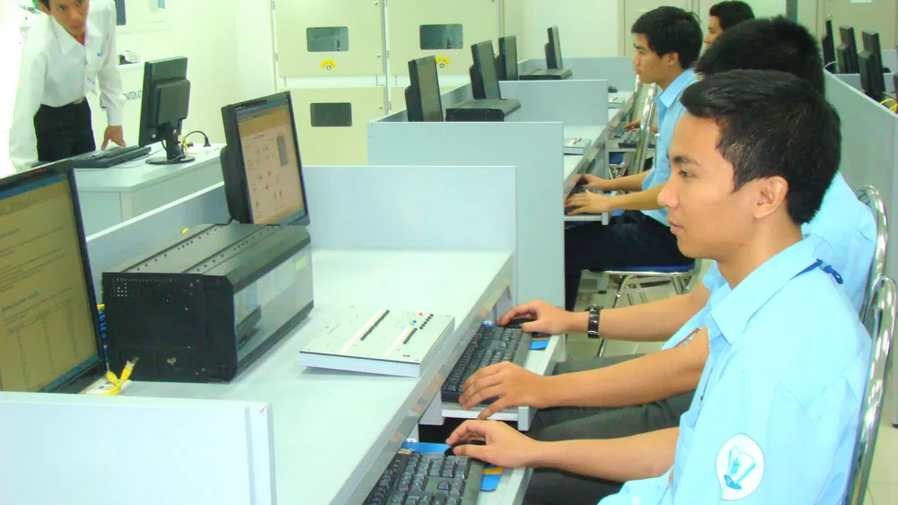 Sinh viên Trường ĐH Sư phạm Kỹ thuật TPHCM trong giờ học thực hành