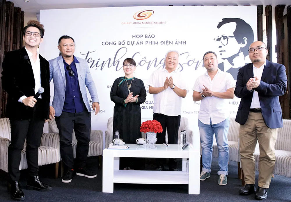 Đại diện gia đình nhạc sĩ Trịnh Công Sơn và ê kíp sản xuất phim tại buổi  công bố dự án 