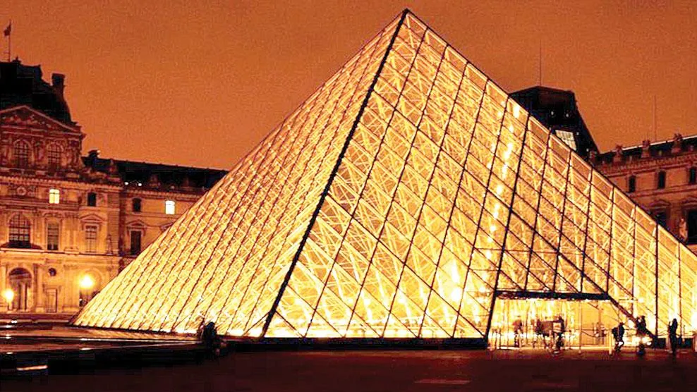 Kim tự tháp bằng kính lung linh về đêm