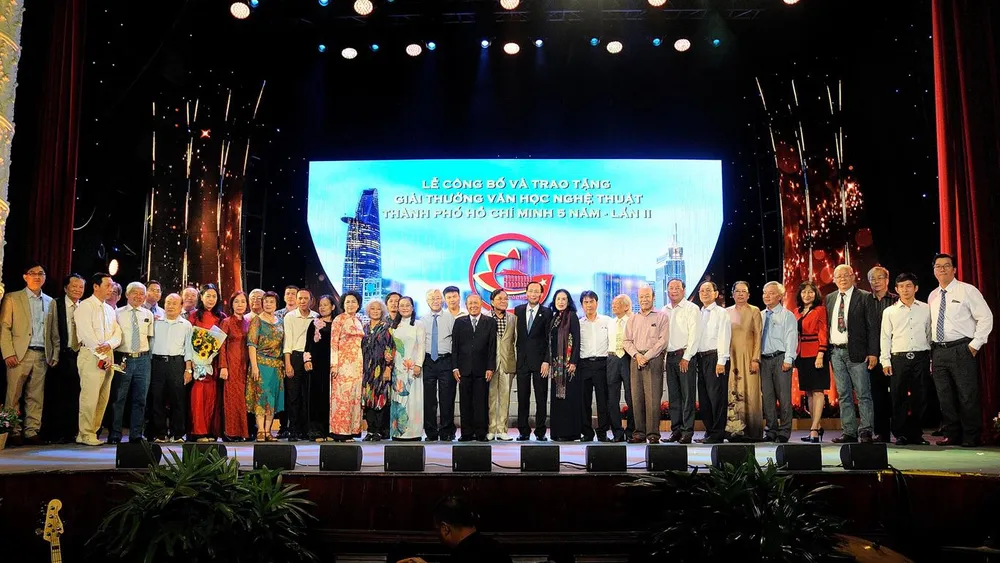 Lãnh đạo TPHCM chúc mừng các cá nhân, tập thể đoạt giải.    Ảnh: MINH AN