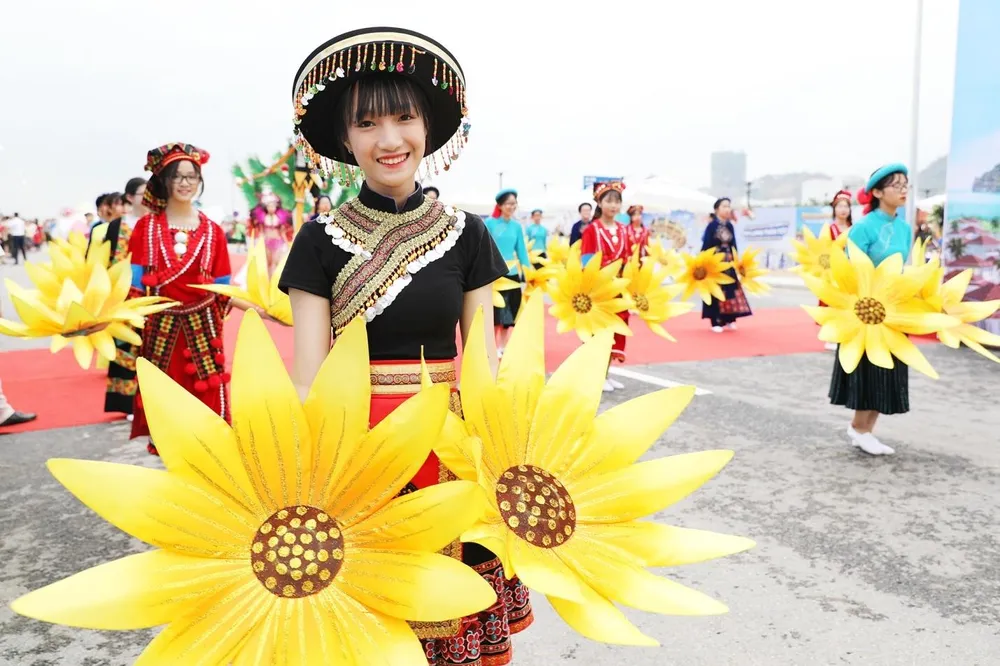 Diễu hành Carnaval tưng bừng bên bờ biển Bãi Cháy ảnh 4