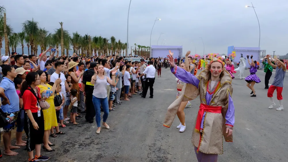 Diễu hành Carnaval tưng bừng bên bờ biển Bãi Cháy ảnh 6