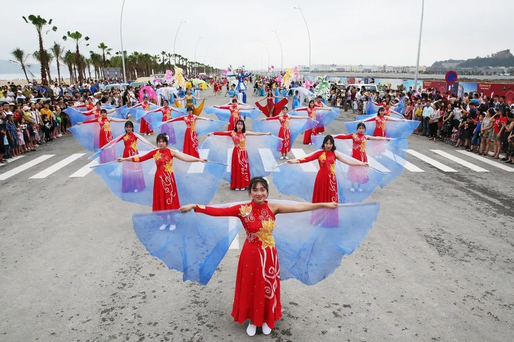 Diễu hành Carnaval tưng bừng bên bờ biển Bãi Cháy ảnh 2
