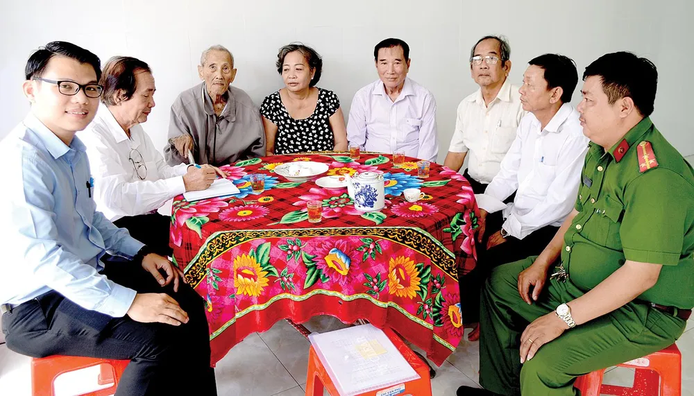 Các vị khách đến thăm nhân sĩ Nguyễn Hữu Hạnh về nhà mới                                       Ảnh: Q.AN