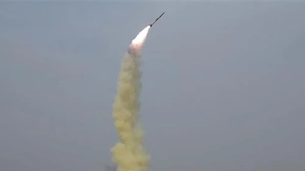 Một vụ thử tên lửa dẫn đường kiểu mới của Triều Tiên tại một địa điểm không xác định. Ảnh: TTXVN