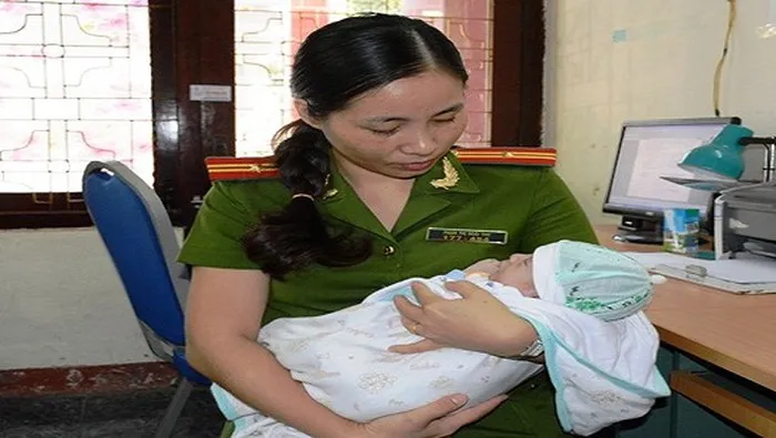 Một em bé được giả cứu khỏi tay đối tượng mua bán trẻ sơ sinh. Ảnh: CÔNG LÝ