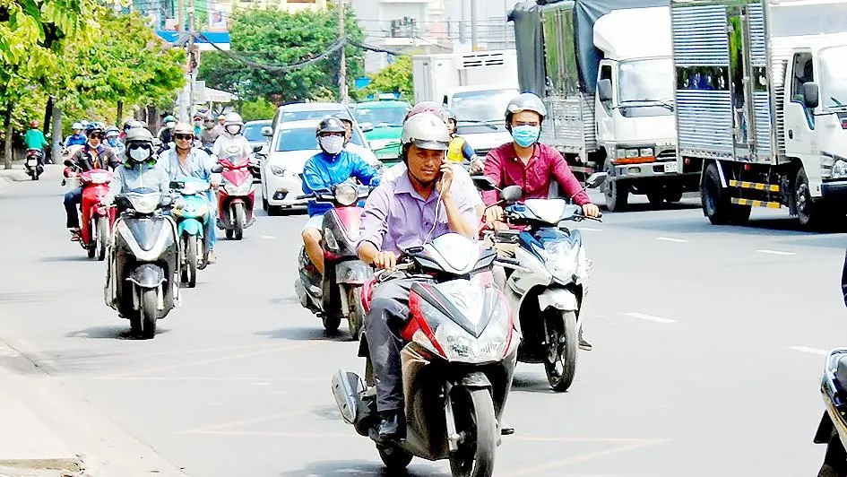 Phạt nặng việc vừa chạy xe vừa sử dụng điện thoại 