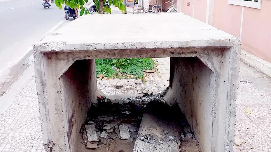 Ống cống ngầm nằm chiếm vỉa hè