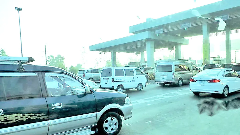 Hàng ngày có rất nhiều ô tô qua trạm thu phí BOT trên quốc lộ 1A.  Ảnh: VÂN KHANH