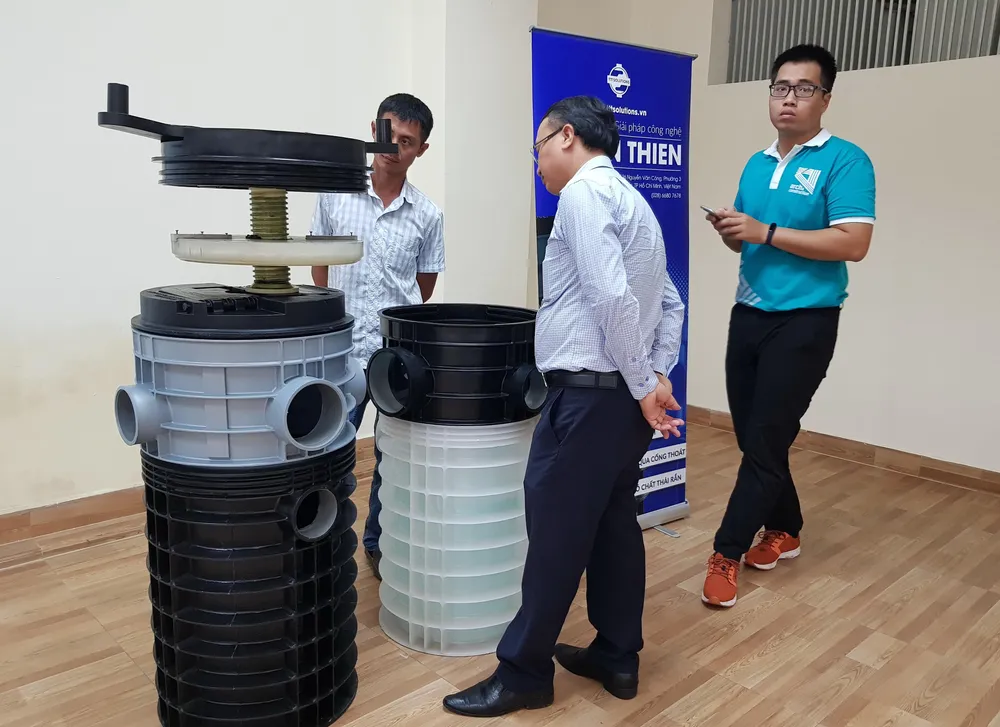 Sản phẩm hố ga nhựa chống triều cường, ngăn mùi hôi  được giới thiệu tại CESTI. Ảnh: CHÂU TUẤN