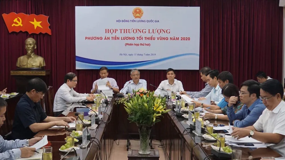 Hội đồng Tiền lương quốc gia đã chốt phương án mức tăng lương tối thiểu vùng năm 2020 là 5,5%.Ảnh: VGP