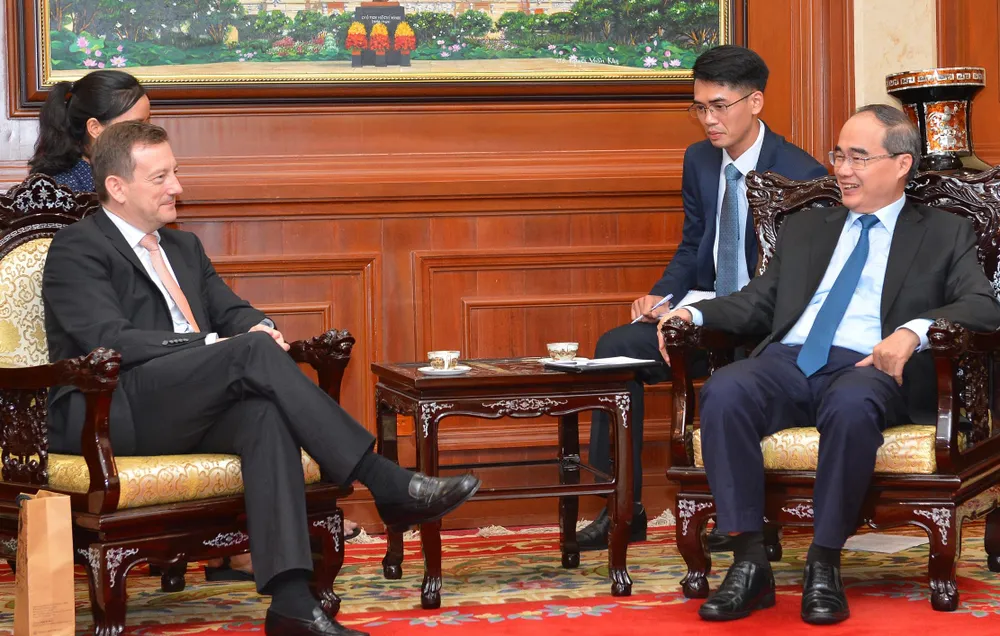 Bí thư Thành ủy TPHCM Nguyễn Thiện Nhân tiếp ông Bertrand Lortholary, Đại sứ Pháp tại Việt Nam. Ảnh: VIỆT DŨNG 