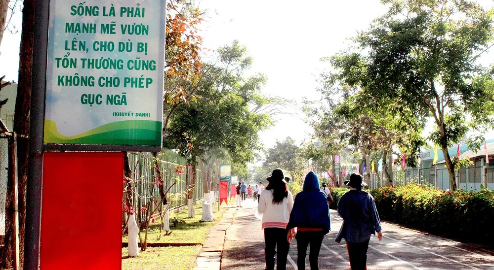 Một khẩu hiệu đề cao ý chí, nghị lực của người cai nghiện  được đặt trên lối vào Cơ sở cai nghiện ma túy số 2 (tại Lâm Đồng).  Ảnh: MAI HOA