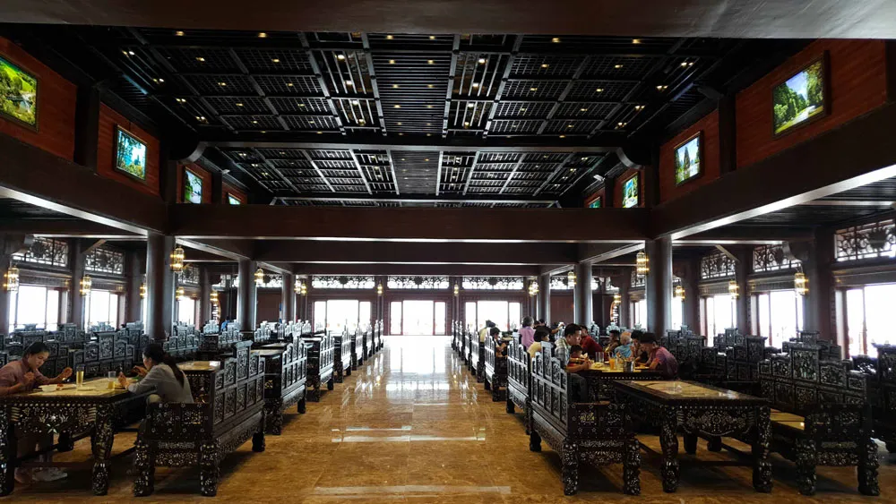 Huyên náo Tam Chúc - Bài 1: Dịch vụ ở ngôi chùa lớn nhất thế giới ảnh 6