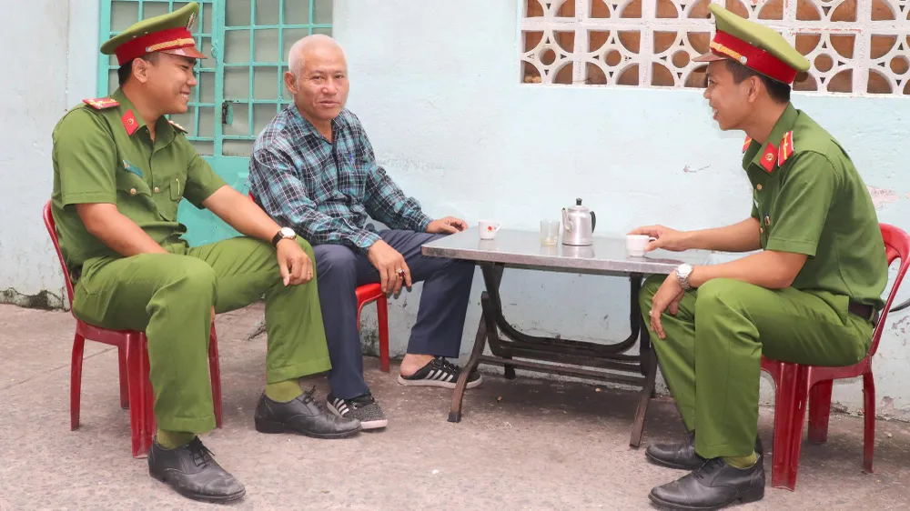 Chiến sĩ Công an phường 16 quận 4 xuống địa bàn thăm hỏi người dân  và nắm bắt tình hình an ninh trật tự. ẢNH: THÁI PHƯƠNG