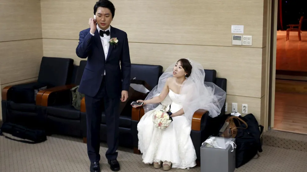 Cuộc sống áp lực khiến nhiều người trẻ trì hoãn  hoặc từ bỏ ý định kết hôn