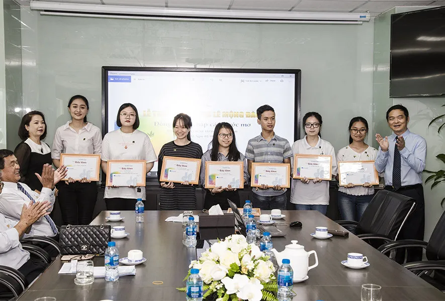 Trao tặng 83 suất học bổng Lê Mộng Đào cho con em nhân viên Tập đoàn Xây dựng Hòa Bình  ​ ảnh 2