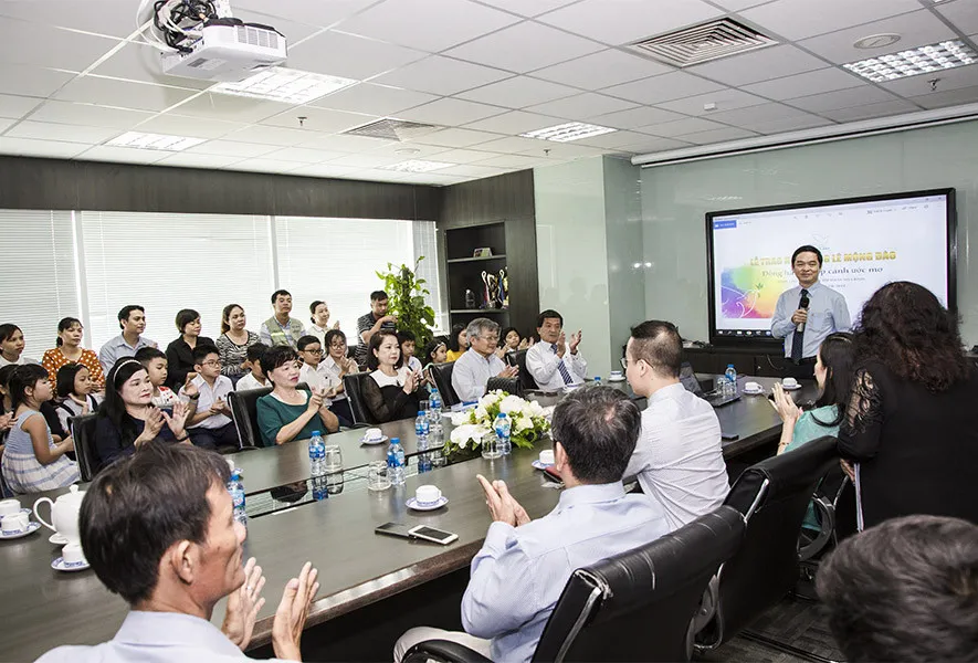 Trao tặng 83 suất học bổng Lê Mộng Đào cho con em nhân viên Tập đoàn Xây dựng Hòa Bình  ​ ảnh 1