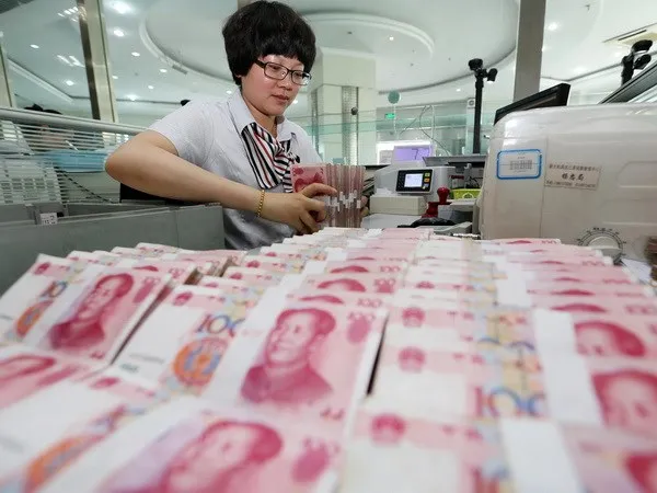 Kiểm tiền NDT tại ngân hàng ở Lianyungang, tỉnh Giang Tô, miền Đông Trung Quốc ngày 11-8. Nguồn: TTXVN