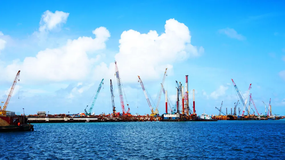 Cảng Dung Quất (Quảng Ngãi) đang trở thành “thỏi nam châm” thu hút các nhà đầu tư lớn về miền Trung. Ảnh: NGỌC OAI