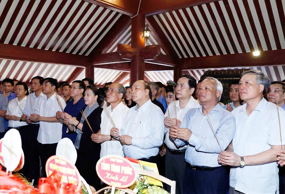 Thủ tướng Nguyễn Xuân Phúc, Chủ tịch Quốc hội Nguyễn Thị Kim Ngân cùng các đồng chí lãnh đạo,  nguyên lãnh đạo Đảng, Nhà nước dâng hương tại Đền thờ Bác Hồ trên đỉnh núi Ba Vì, TP Hà Nội.  Ảnh:  TTXVN