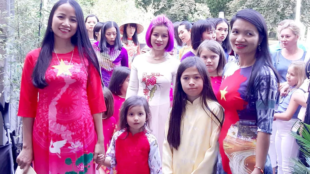 Trình diễn áo dài trong ngày Việt Nam tại Bỉ