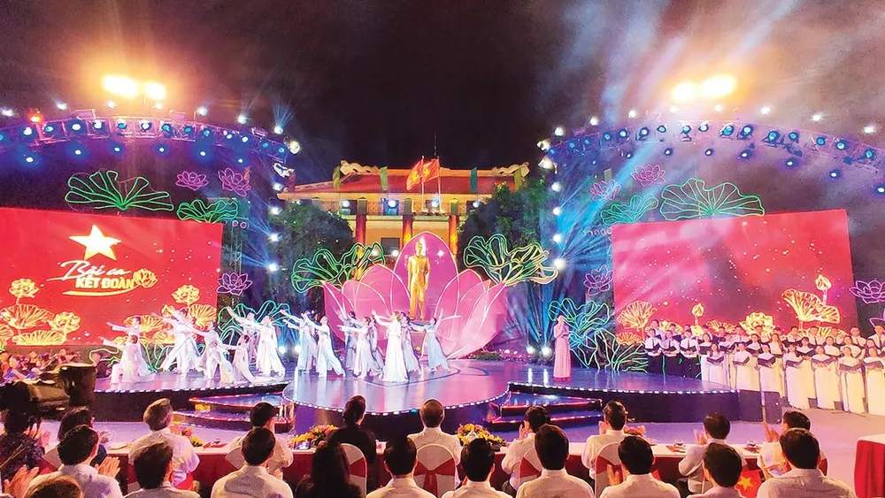 Chương trình Bài ca kết đoàn diễn ra ở đầu cầu TPHCM. Ảnh: DŨNG PHƯƠNG