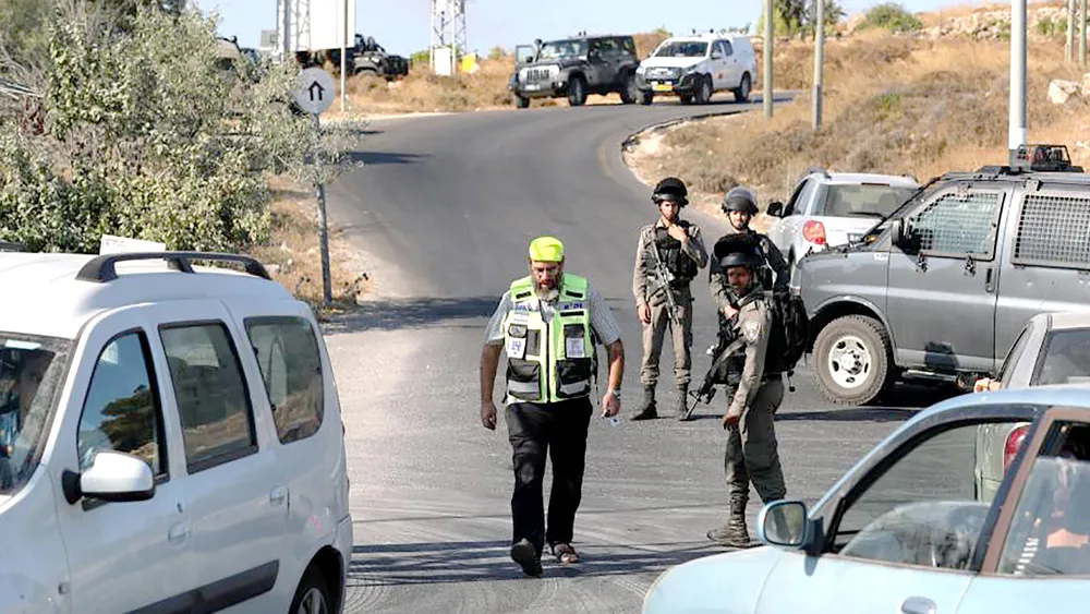 Binh sĩ Israel phong tỏa một con đường khu Bờ Tây để lùng bắt các tay súng Palestine  Ảnh: REUTERS 