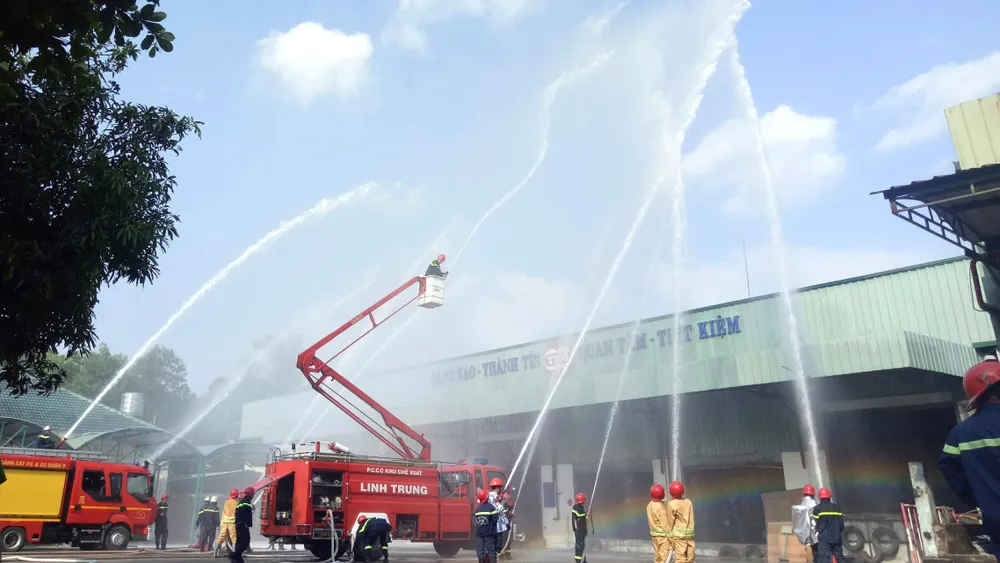 Diễn tập xử lý dung môi, sơn hóa chất tại một doanh nghiệp trong Khu chế xuất Linh Trung