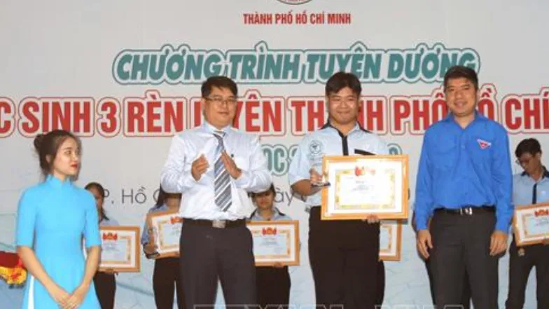 Tuyên dương học sinh điển hình 3 rèn luyện. Ảnh: TTXVN