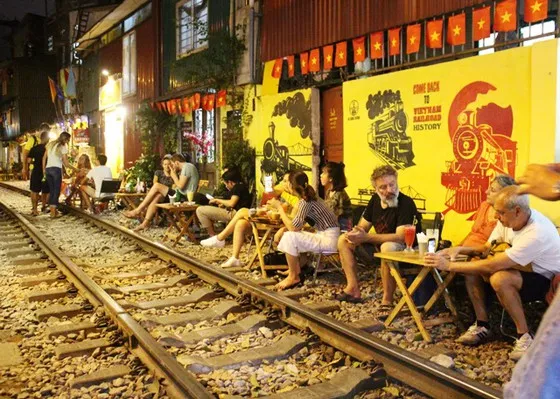 Cà phê đường tàu ở Hà Nội là địa điểm thu hút rất nhiều du khách  