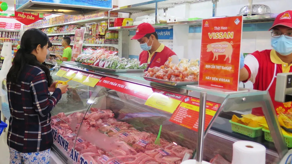 Việc chuẩn bị hàng hóa cung ứng dịp cuối năm  được các nhà bán lẻ rất tích cực chủ động