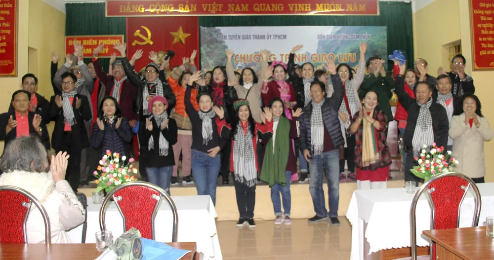 Văn nghệ sĩ TPHCM biểu diễn phục vụ cán bộ chiến sĩ Trạm biên phòng Đàm Thủy, Bản Giốc