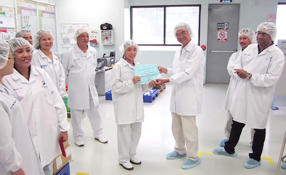 Ông Huỳnh Phát Đạt (bìa phải), người luôn đấu tranh  vì quyền lợi người lao động