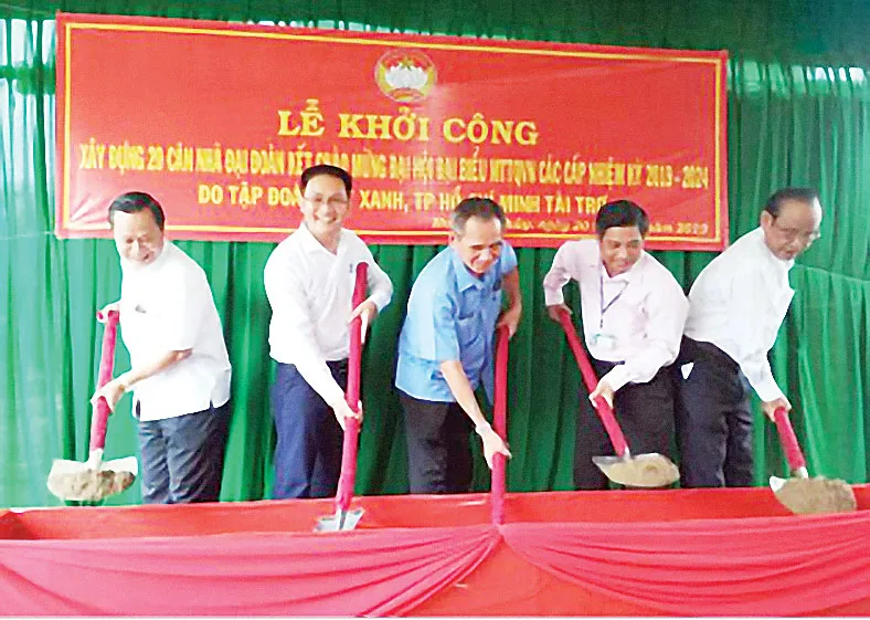 Các lãnh đạo, đại biểu tỉnh Hậu Giang và đại diện  Tập đoàn Đất Xanh tại Lễ khởi công xây dựng  nhà “Đại đoàn kết” tại huyện Vị Thủy, tỉnh Hậu Giang