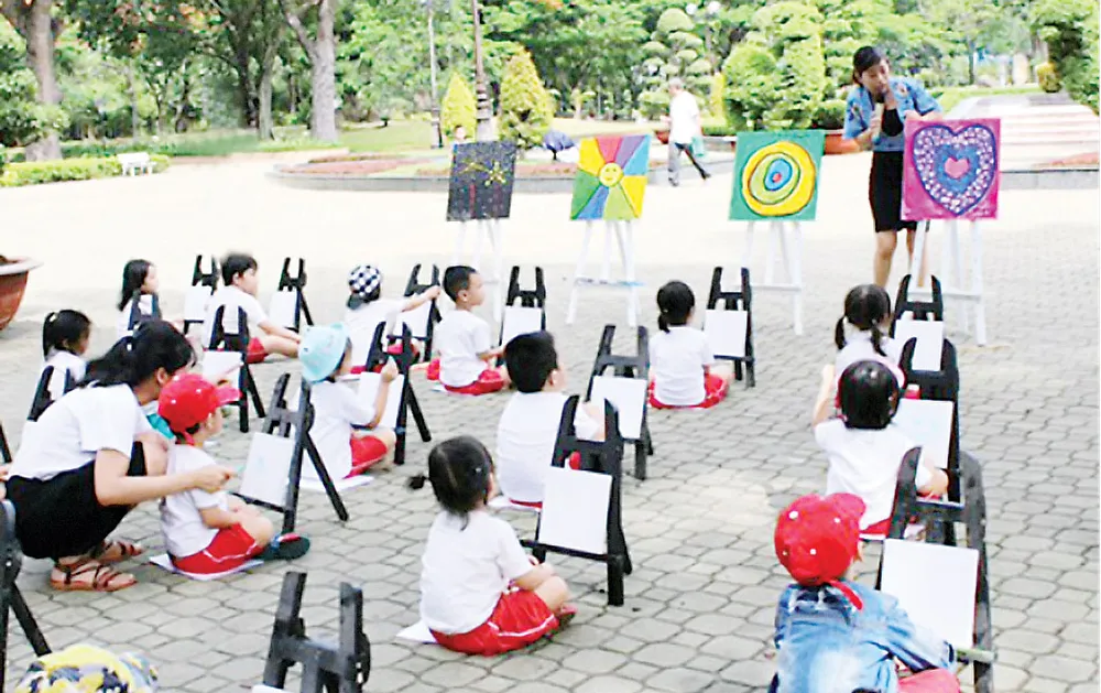 Một lớp học vẽ ngoài trời của các bé Trường Worldkids