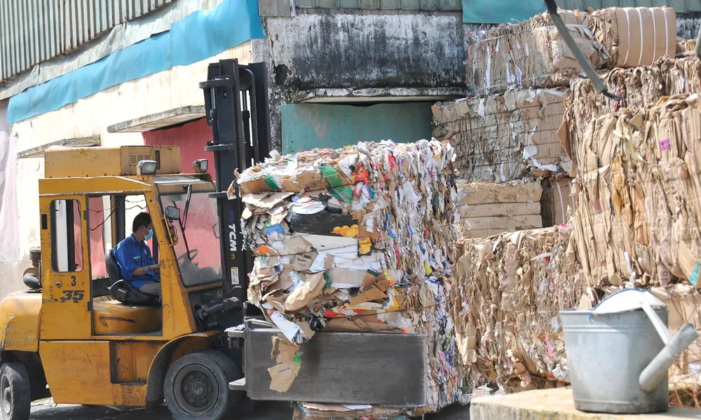Giấy đã qua sử dụng được đưa vào nhà máy  trong Khu công nghiệp Hiệp Phước để tái chế