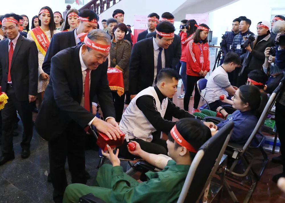 Phó Thủ tướng Thường trực Trương Hoà Bình tặng quà, động viên các thanh niên, sinh viên tham gia hiến máu tình nguyện. Ảnh: VGP