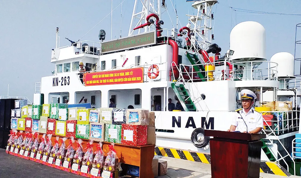 Tàu chở đoàn công tác thăm và chúc tết cán bộ chiến sĩ  trên các nhà giàn DK1