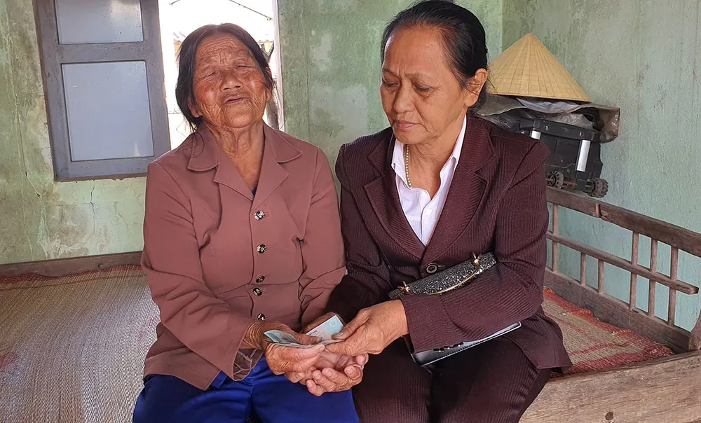 Trao tiền bạn đọc ủng hộ nữ pháo binh Ngư Thủy