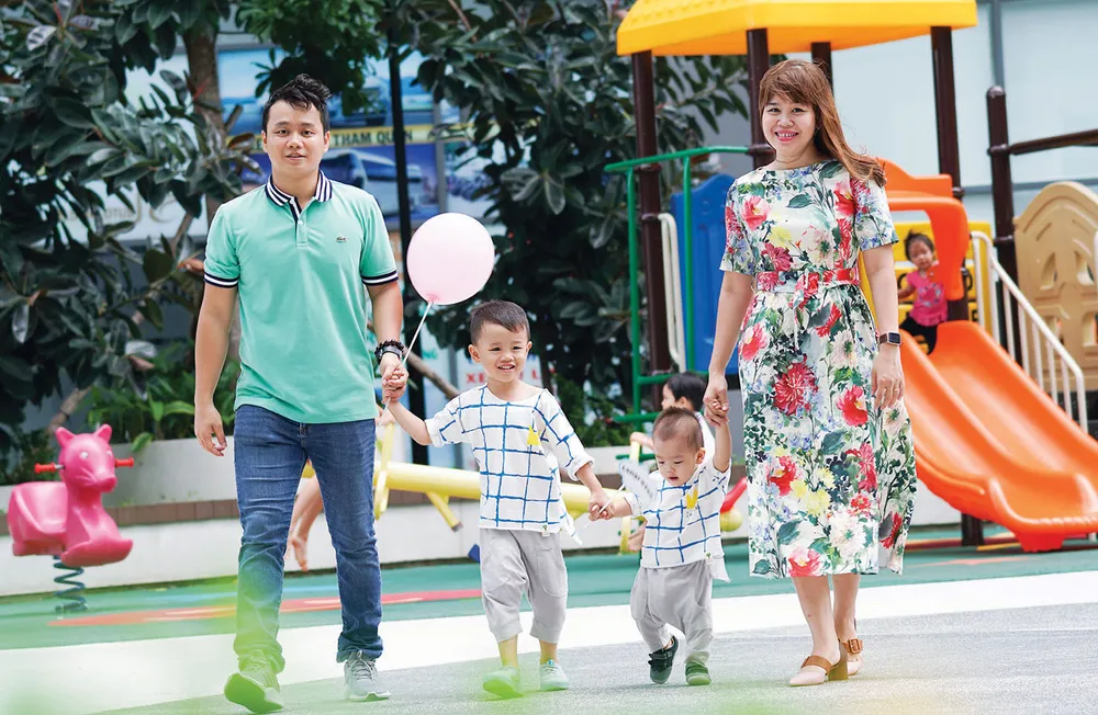 Cha mẹ cần dành nhiều thời gian với con cái.   Ảnh: HOÀNG HÙNG