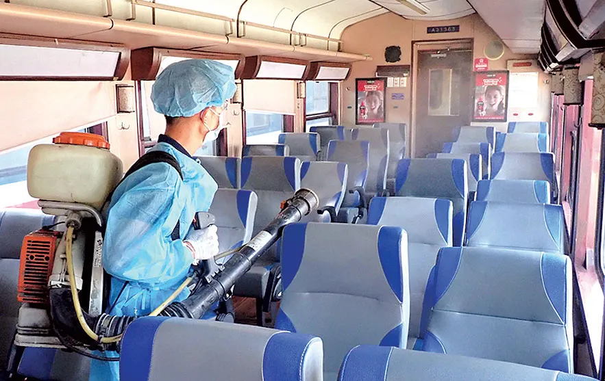 Xịt thuốc phòng dịch toa tàu ở Ga Sài Gòn                                                                     .  Ảnh: HOÀNG HÙNG