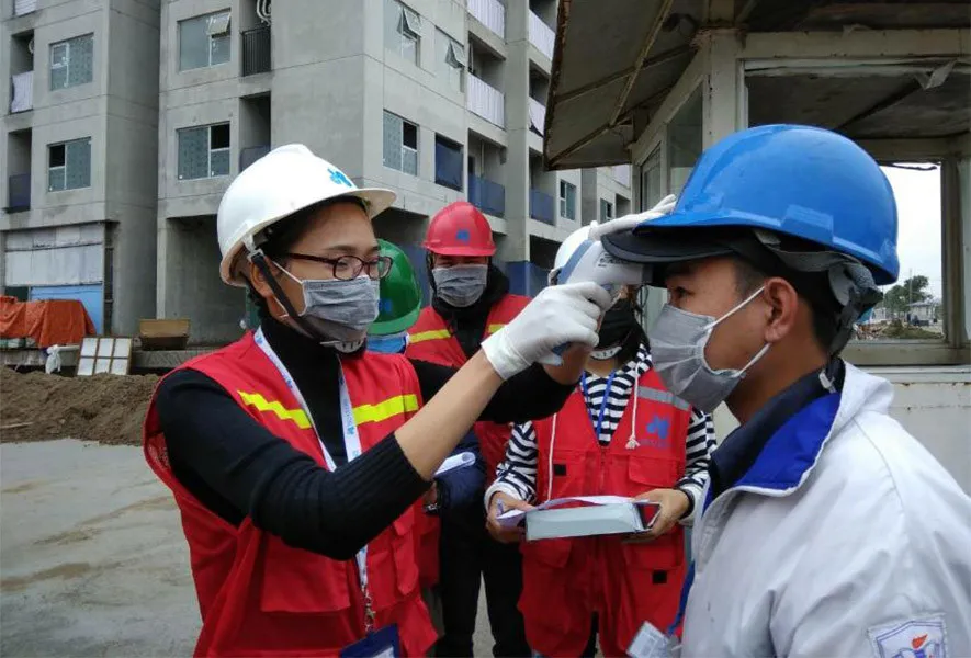 Kiểm tra thân nhiệt trước khi vào công trường làm việc