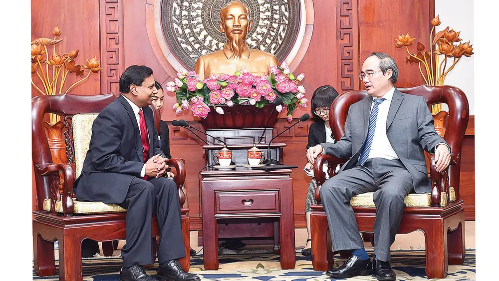 Bí thư Thành ủy TPHCM Nguyễn Thiện Nhân  tiếp tân Đại sứ Sri Lanka Sampath Prasanna Walpita Gamage. Ảnh: VIỆT DŨNG