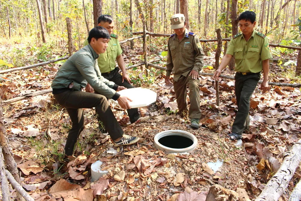 Lực lượng kiểm lâm Bù Đốp kiểm tra một điểm chứa nước